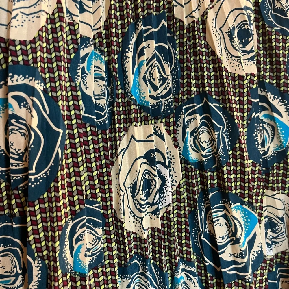 LuLaRoe Small Jill Pleated Green Rose Floral Skirt